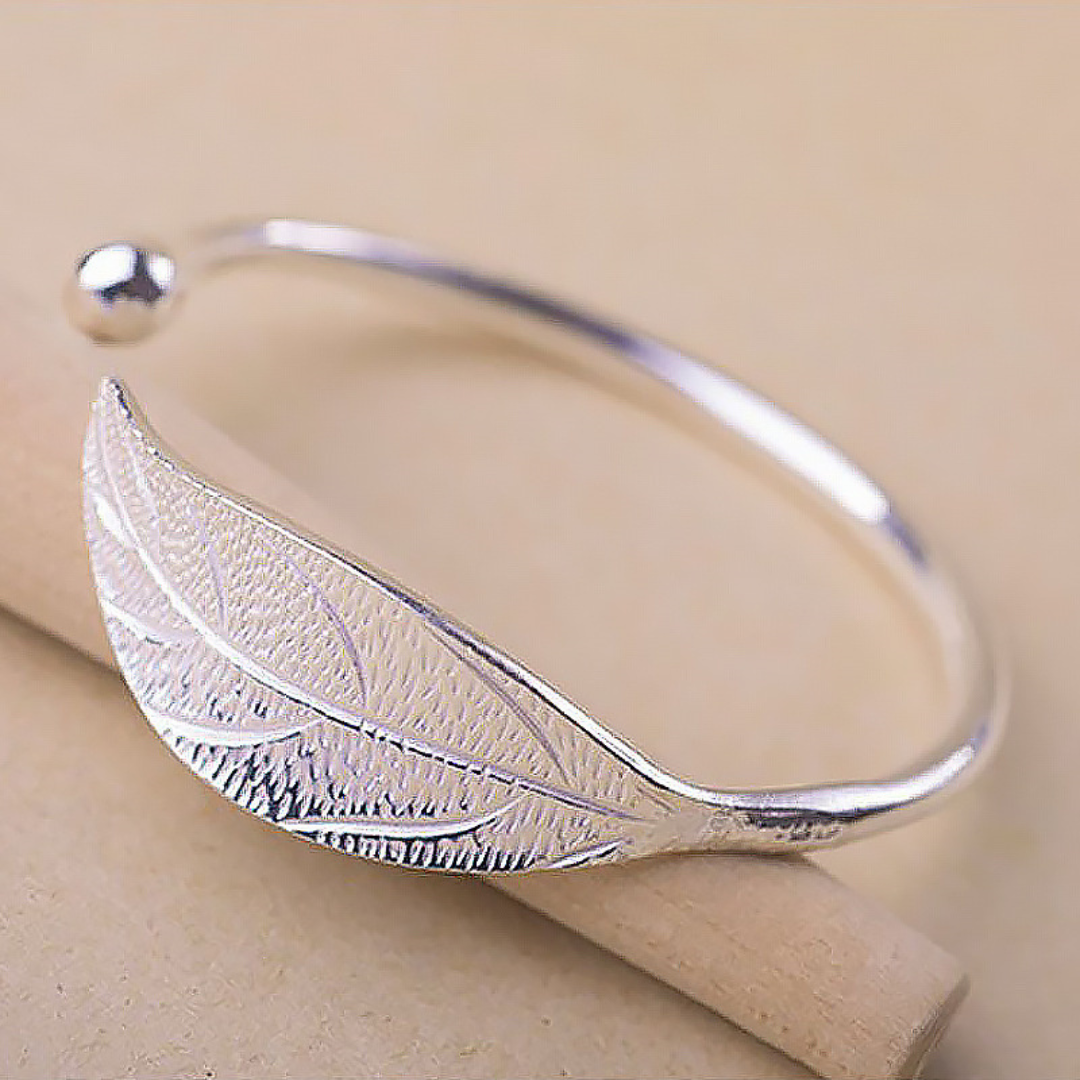 Bracelet argenté réglable en forme de feuille