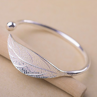 Bracelet argenté réglable en forme de feuille