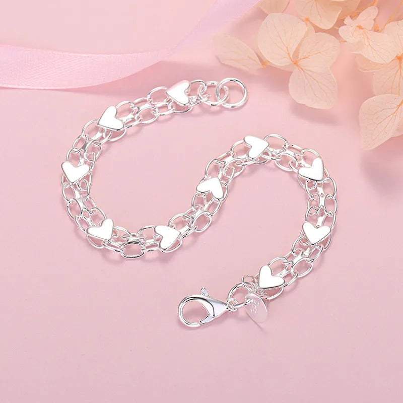 Bracelet argentée en forme de chaîne avec des coeurs
